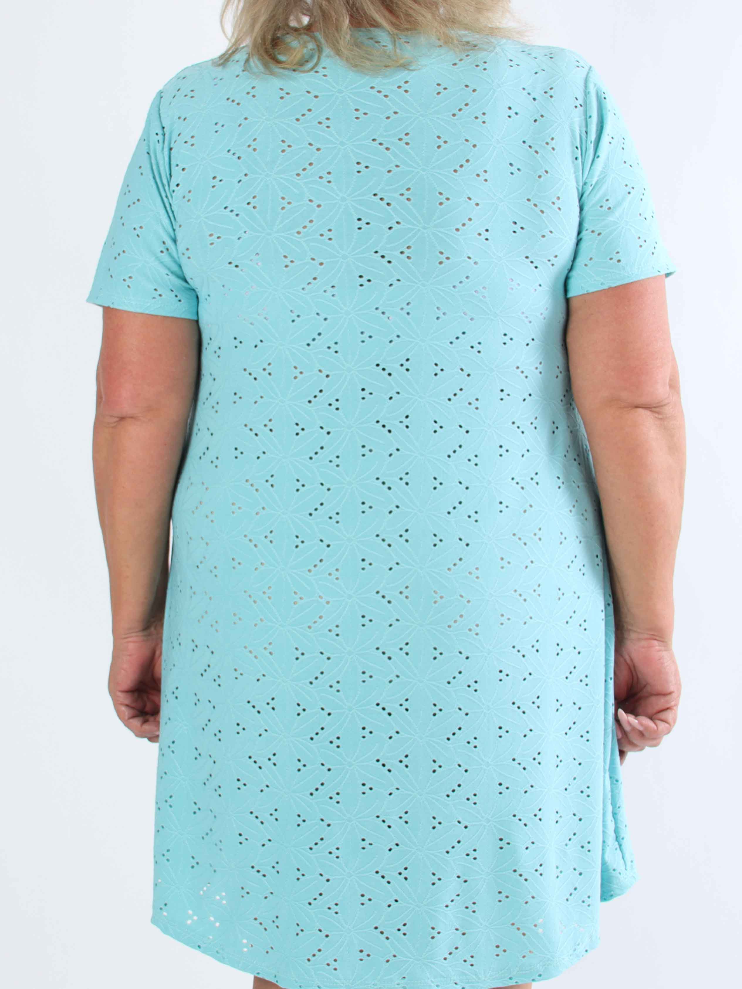 Liba - Blød elastisk plus size kjole i broderie anglaise med lynlås